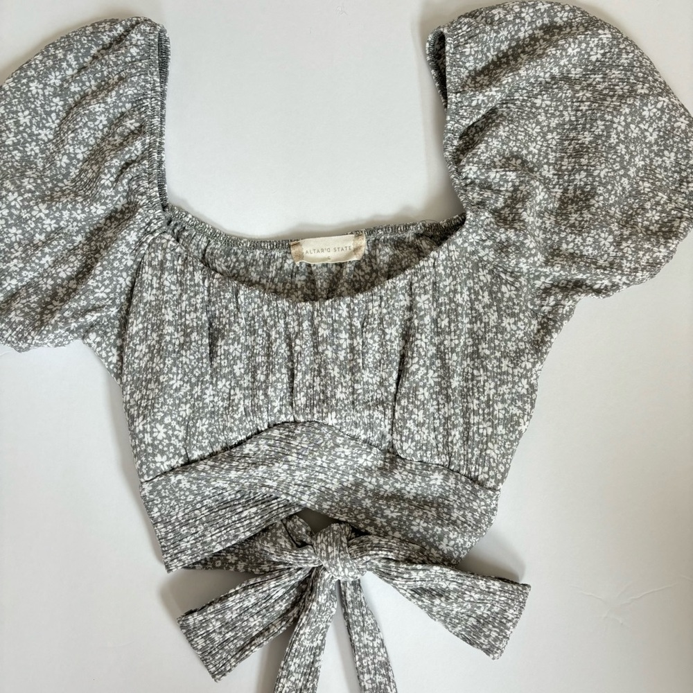 Altar’d state top floral grey puff sleeve (NWOT)